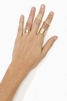 Золотистые кольца разной толщины на фаланги пальцев